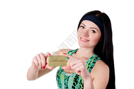 穿着绿色运动衬衫印有金信用卡的长发棕色头发微笑的黑发女孩图片