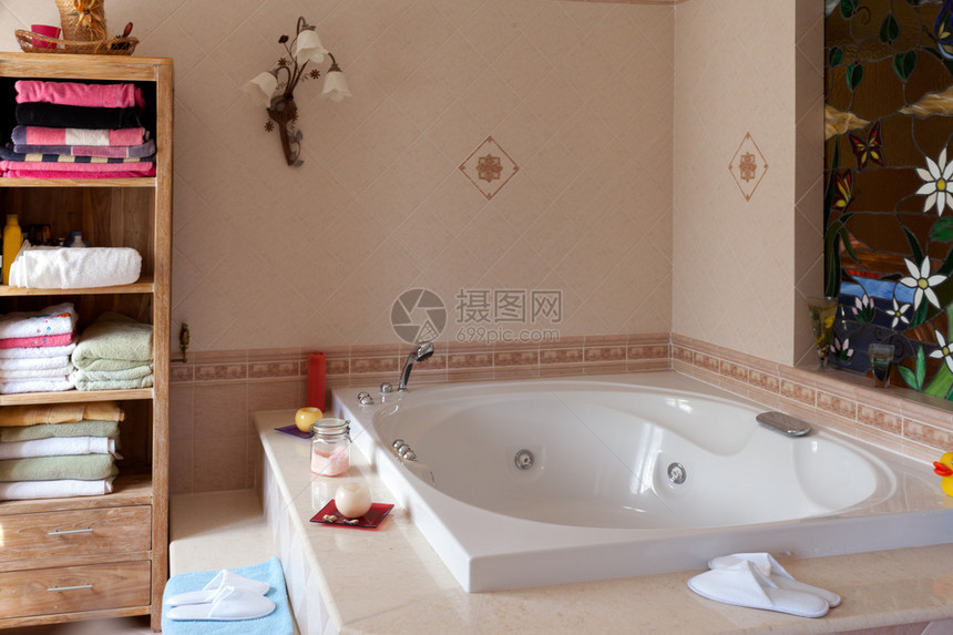 家庭浴室缸旁的按摩浴缸旁边有舒适的图片