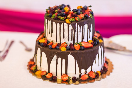 巧克力蛋糕在婚礼招待会图片