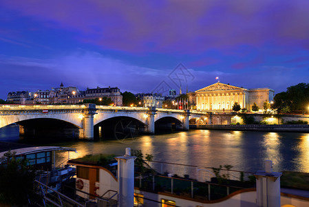 巴黎塞纳河黄昏时与全国和谐图片