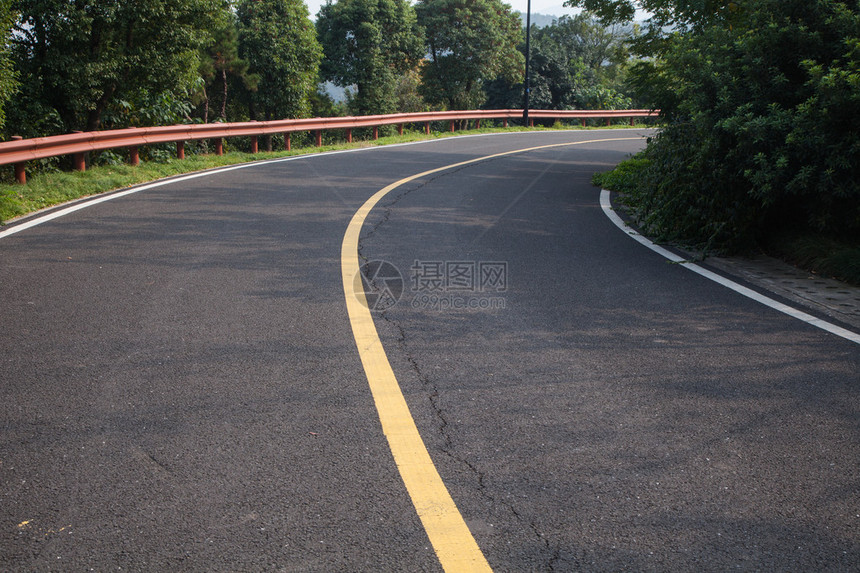 利用陆路交通和回程背景滴水路进行陆地运输和旅行图片