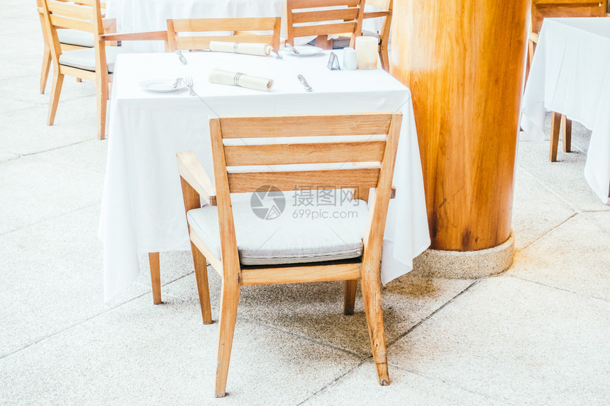 餐厅的空桌椅和餐桌布局图片