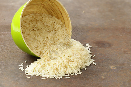 竹碗中的生白米图片