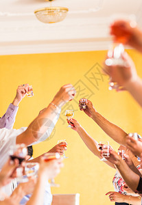 庆祝握着香槟和酒杯的手图片