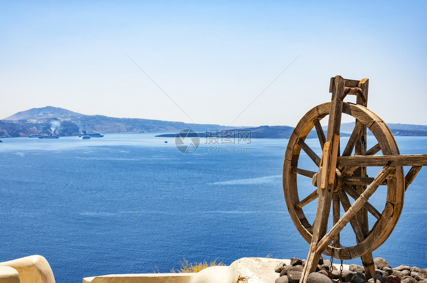 在希腊圣托里尼的卡路德拉上有着一个指挥风景环绕着这个美图片
