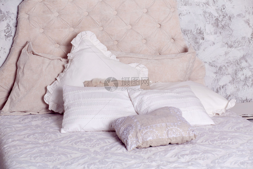 卧室经典床上的白色枕头照片图片