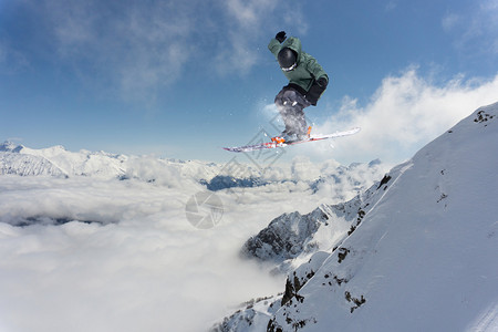 滑雪骑手在山上跳跃特别的图片