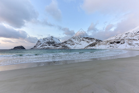 冬天黄昏时在挪威洛福滕群图片