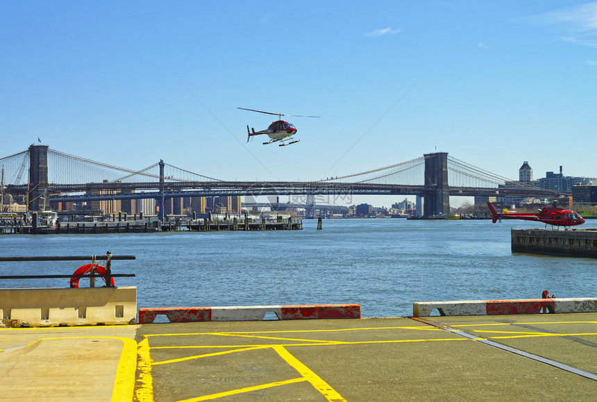 布鲁克林大桥和东河上的曼哈顿大桥附近的直升机桥梁连接曼哈顿下城和美国纽约布鲁克林背景是曼哈顿和图片