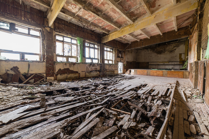 在军事定居点废墟中被废弃的内地拉脱维图片