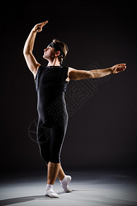 为芭蕾舞蹈训练的年轻人图片