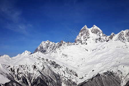 冬天的乌什巴山在阳光明媚的日子里高加索山脉格鲁吉亚图片