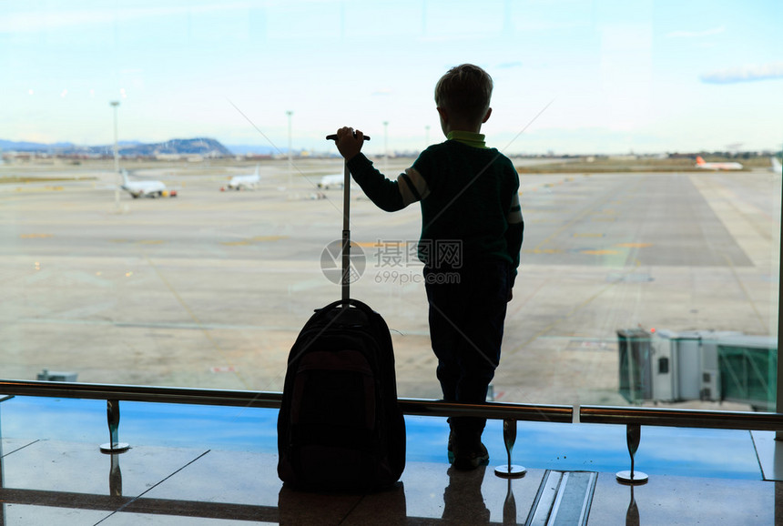 小男孩带着手提箱在机场等图片