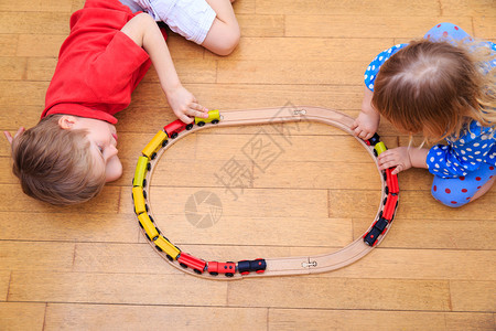 儿童在铁路和室内学习和日托培训中图片