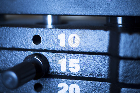 健身房的重量训练机用于重量训练健美和图片