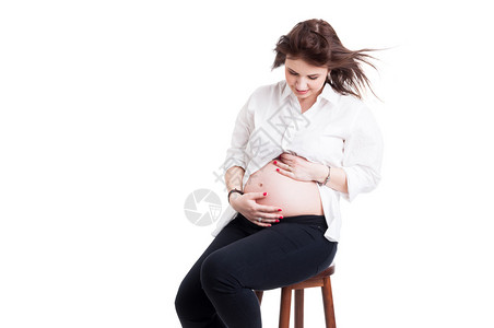 美丽的孕妇抱着肚子图片