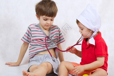 6岁和3岁的两个兄弟在玩医生和一个病人的游图片