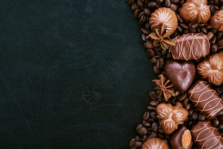 巧克力咖啡豆的静止生命躺在黑暗图片