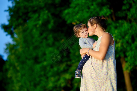 年幼和怀孕的母亲在夏日公图片