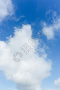 蓝天上的蓬松云多云的天空背景图片