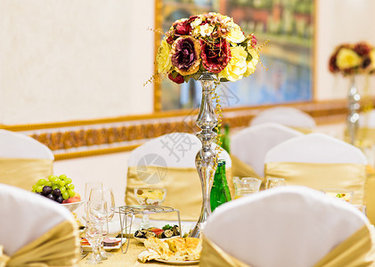 节日餐桌上的花朵装饰节日餐桌设计图片