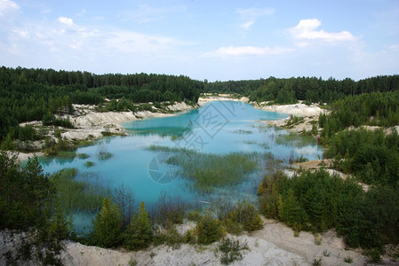 俄罗斯的绿色森林和蓝色山湖图片