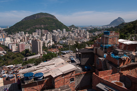 从SantaMarta贫民窟对里约热内卢Humaita区图片