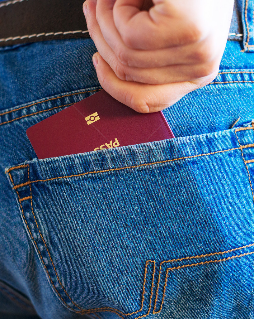 男人从后兜里掏出欧洲护照图片