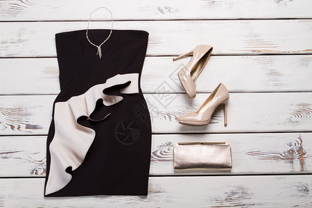 黑色连衣裙和米色高跟鞋架子上的深色晚礼服女晚装与鞋类当地商图片