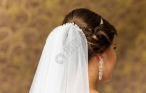 设计师在婚礼前把新娘的发型图片