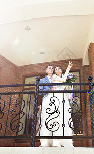 新娘和新郎在婚日露天图片