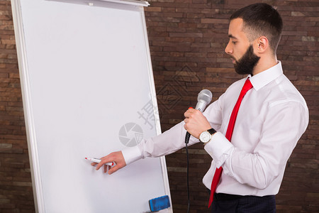 商务教练在黑板上写字图片