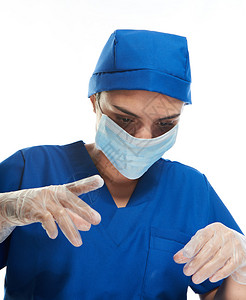 护士协助在白色背景下隔离的手术图片