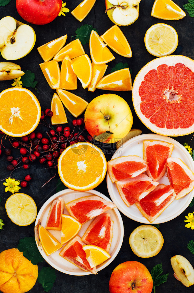 混合了节日色彩缤纷的热带和柑橘类水果图片