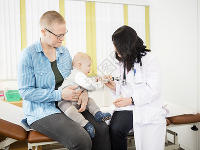 年轻女从医院生处看婴儿抓取眼镜在医图片