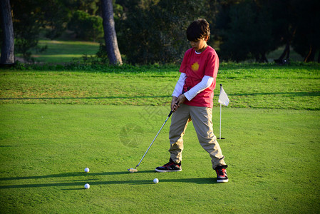 青少年高尔夫课程开放地形背景图片
