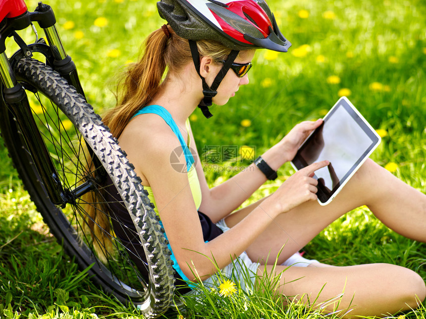 骑自行车的女孩女孩骑自行车骑自行车的女孩坐在自行车附近图片