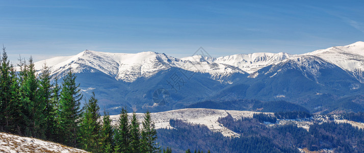 美丽的风景春雪覆盖的山岳脉图片