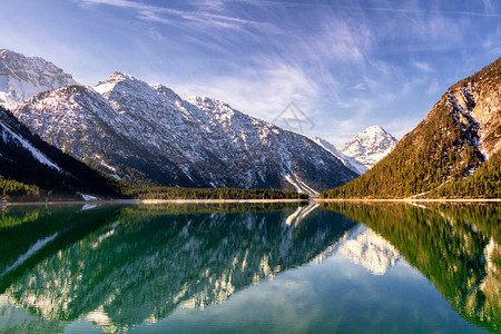 PlanSee湖春季全景和山顶上雪图片