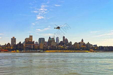 直升机飞越美国纽约东河布鲁克林的天空大图片