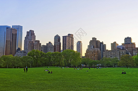 曼哈顿的天线和游客在美国纽约中央公园图片