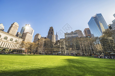 从美国纽约曼哈顿市中心布赖恩特公园观看的绿色草坪和天空骑手游图片