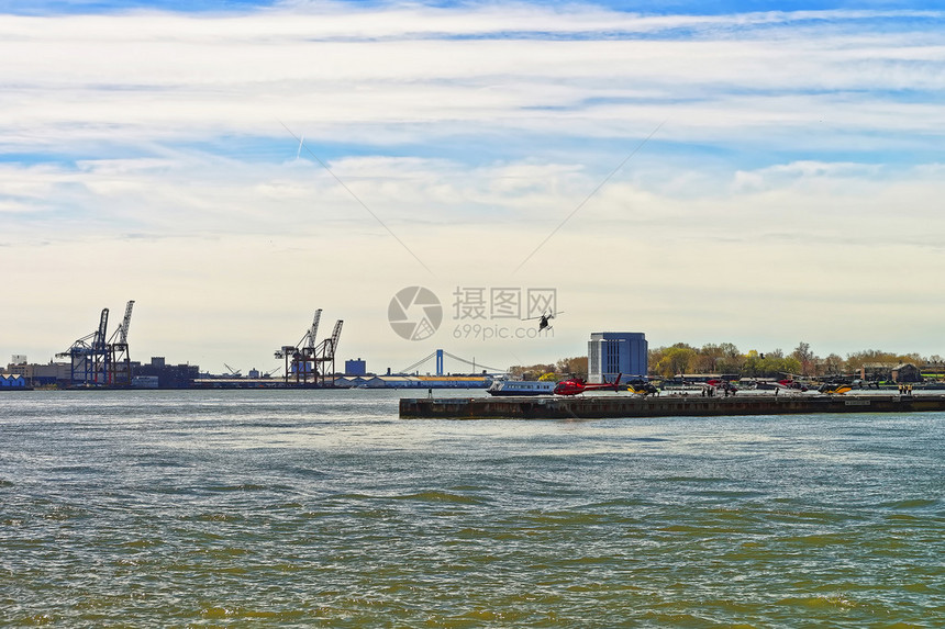 美国纽约州曼哈顿下游6号码头的直升机在直升机港图片