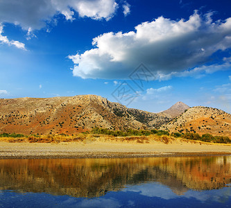 美丽的夏季湖景和山地的风景图片