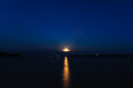 夜色风景月亮和星在天空和河流图片