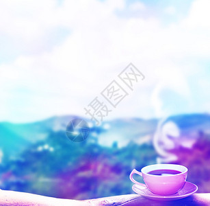 夏日背景中的一杯热茶图片