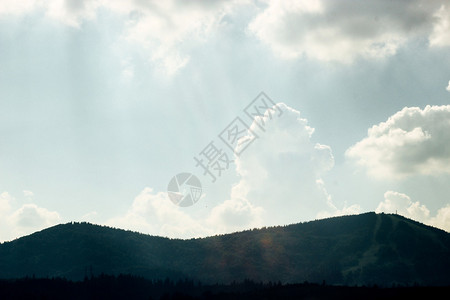 在蓝天空和云雾的本底山丘和山谷的美丽图片