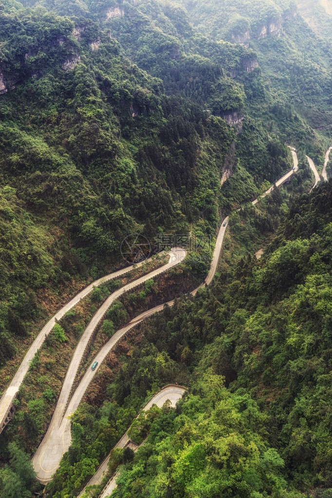 从最长的缆车上看天门山盘公路摄于图片