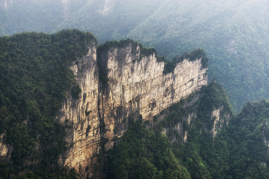 从悬崖空步道看天门山图片