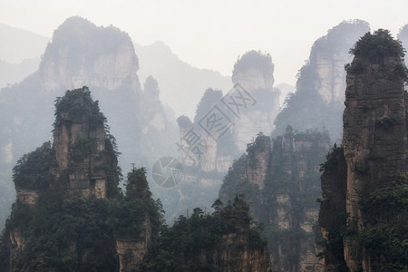 回南天山顶高方尖像深谷的岩石一样在地表景色背景